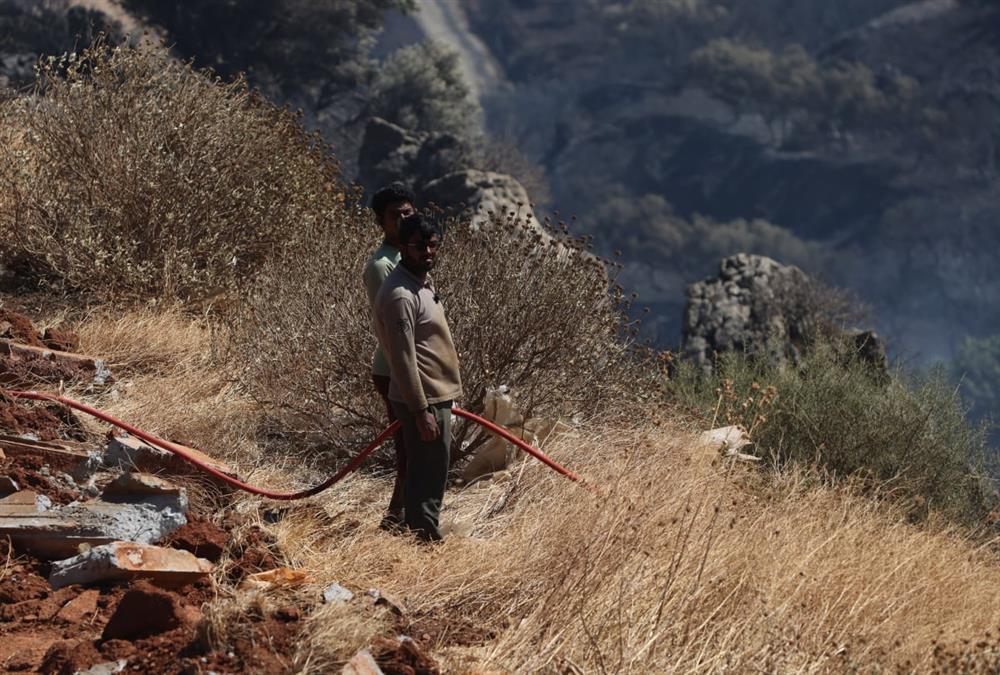 Δύσκολες ώρες στο Ρέθυμνο από τη μεγάλη φωτιά: Τραυματίστηκε ηλικιωμένος, αδύνατες οι ρίψεις νερού