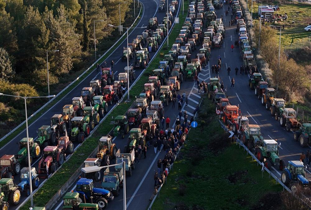Ενισχυμένα και δυναμικά τα αγροτικά μπλόκα: Αποφασισμένοι οι αγρότες σε όλη τη χώρα