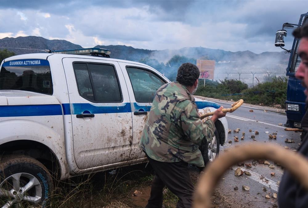 Έκρυθμη η κατάσταση στην Κρήτη: Κατάληψη από αγρότες στο αεροδρόμιο Ηρακλείου - Επεισόδια με χημικά στα Χανιά