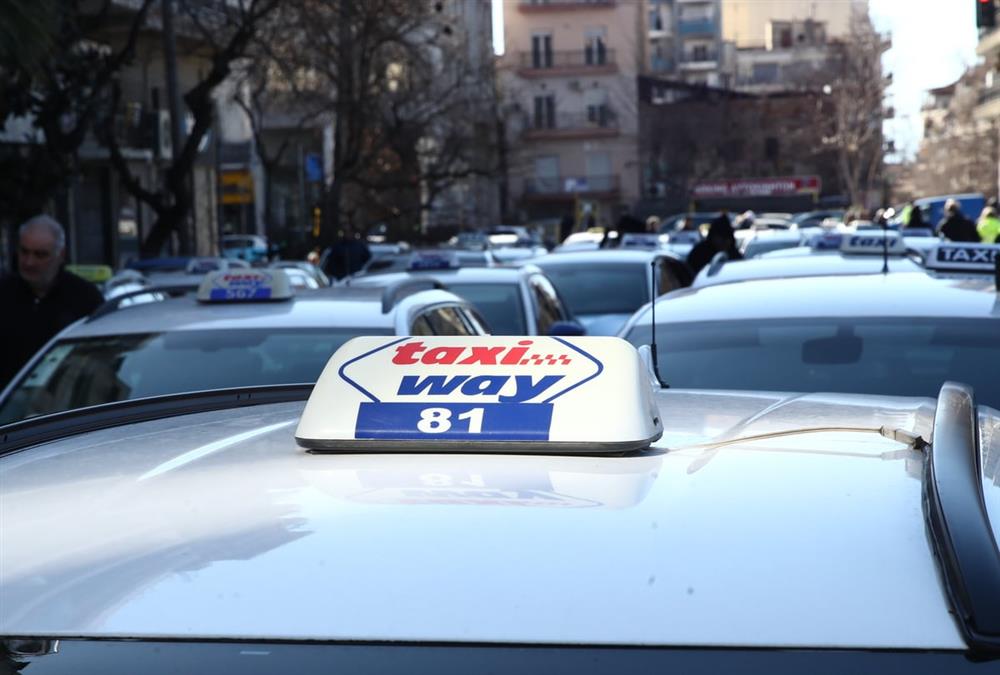 «Δεν θα κάνουμε πίσω»: Με καπνογόνα οι οδηγοί ταξί της Θεσσαλονίκης έξω από τα γραφεία της ΝΔ