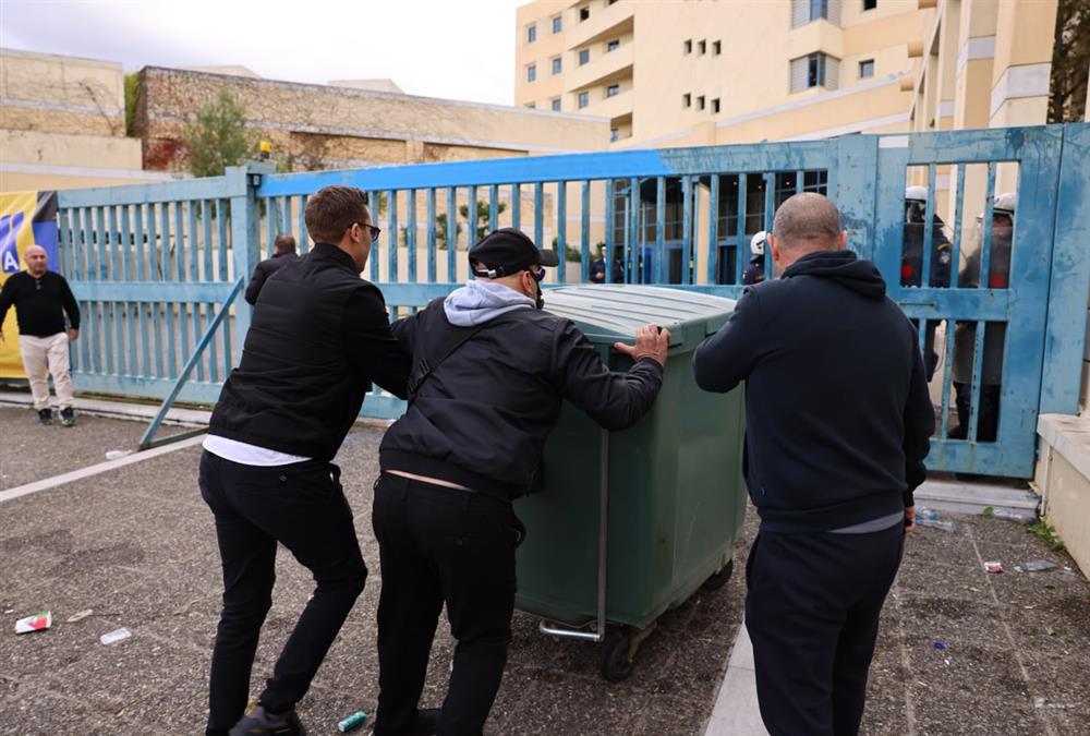 Ένταση στο υπουργείο Μεταφορών: Καρεκλοπόλεμος και χημικά μεταξύ οδηγών ταξί και ΕΛΑΣ