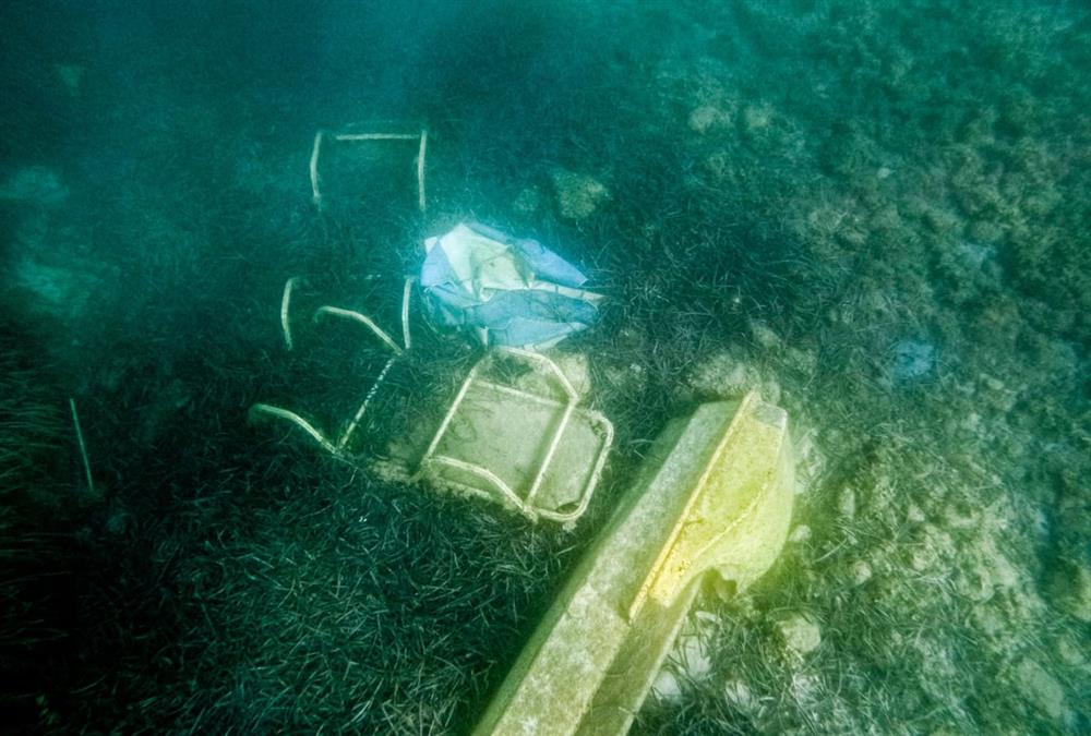 Έκαναν χωματερή τον βυθό της θάλασσας στην Κέρκυρα - Από ξαπλώστρες μέχρι καθίσματα