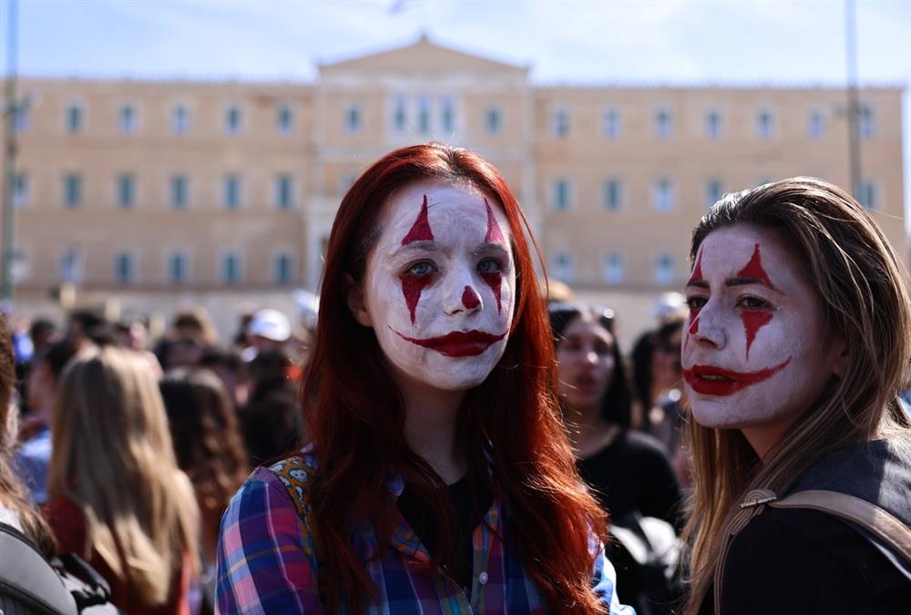 «Αυτό δεν είναι πανεπιστήμιο, είναι βαφτίσια»: Η ξεχωριστή συγκέντρωση διαμαρτυρίας καλλιτεχνών στο Σύνταγμα