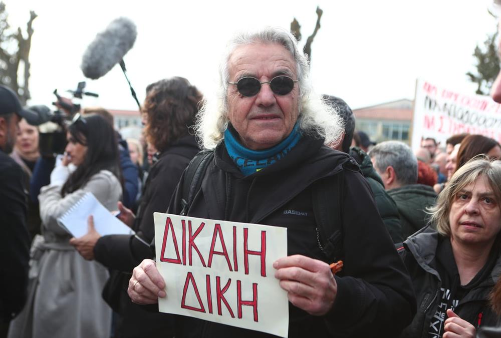 Τέμπη, η δίκη: Πρώτη μέρα με εικόνες ντροπής - Μεγάλο «κύμα» συμπαράστασης στους συγγενείς