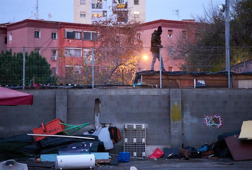 Ισπανία: Εκατοντάδες μετανάστες εκδιώχθηκαν από πρώην λύκειο όπου είχαν βρει καταφύγιο - «Δεν ξέρουμε πού να πάμε» (AP)