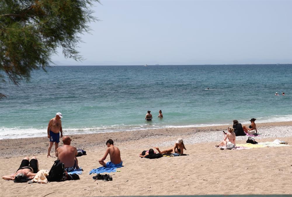 «Μύρισε» καλοκαίρι και οι Αθηναίοι ξεχύθηκαν στις παραλίες - Οι πρώτες βουτιές για μικρούς και μεγάλους