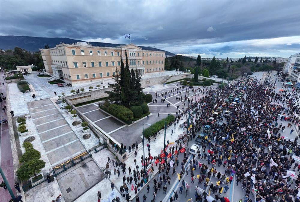 Απόβαση των αγροτών με τρακτέρ στο Σύνταγμα - «No farmers, no life»