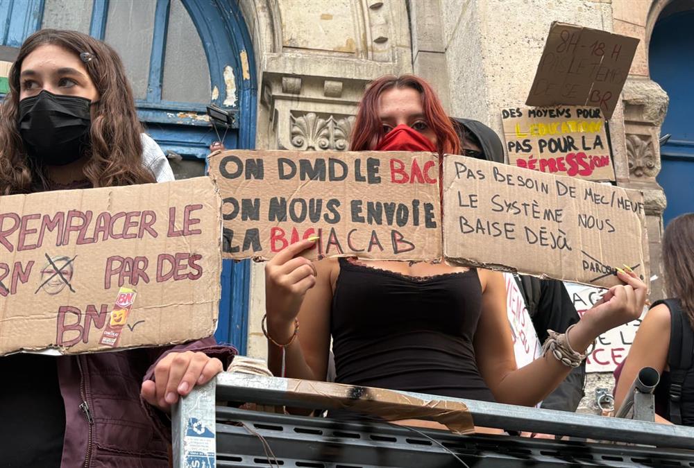 Η Γαλλία «φλέγεται»: Χιλιάδες μαθητές στους δρόμους ζητούν καλύτερη Παιδεία