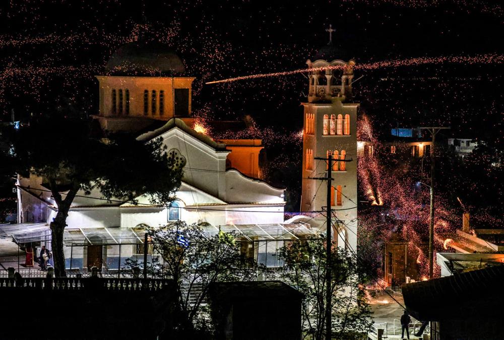 Πάσχα 2026 - Εντυπωσίασε για ακόμη μια χρονιά ο ρουκετοπόλεμος στον Βροντάδο Χίου