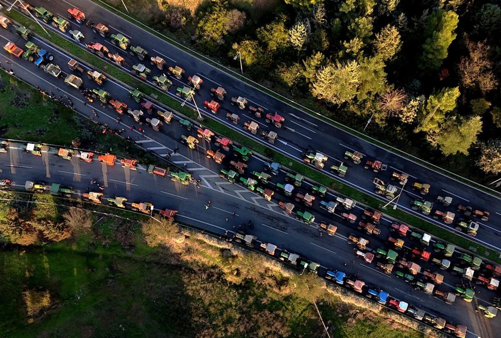 Ενισχυμένα και δυναμικά τα αγροτικά μπλόκα: Αποφασισμένοι οι αγρότες σε όλη τη χώρα