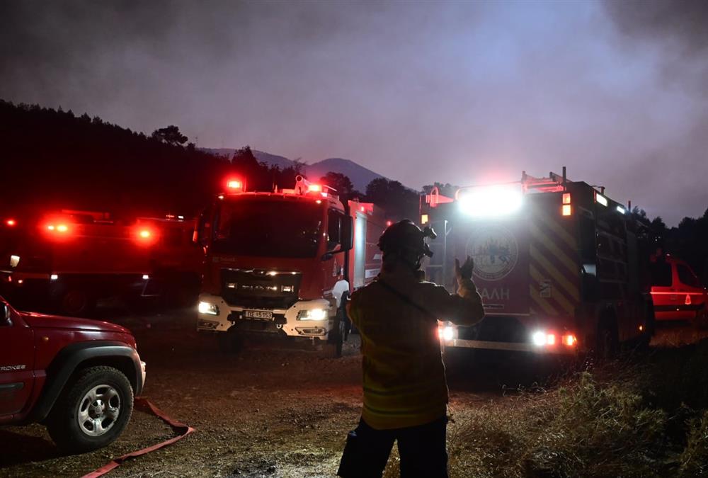 Πύρινος όλεθρος στο Πόρτο Γερμενό από τη μεγάλη φωτιά - Σκληρή μάχη με τις φλόγες
