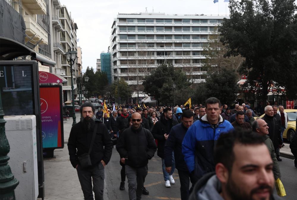 Στους δρόμους της Αθήνας οι οδηγοί ταξί - Καπνογόνα και συνθήματα έξω από τη Βουλή