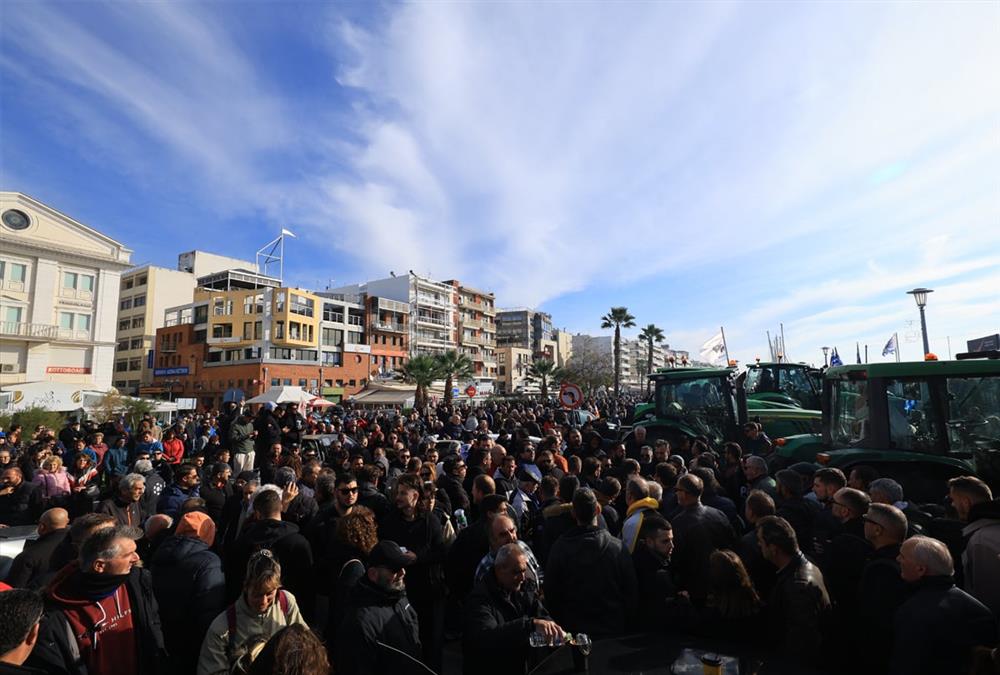 Αγροτικός ξεσηκωμός σε όλη τη χώρα - Επεκτείνονται τα μπλόκα, μεγαλώνει η ένταση