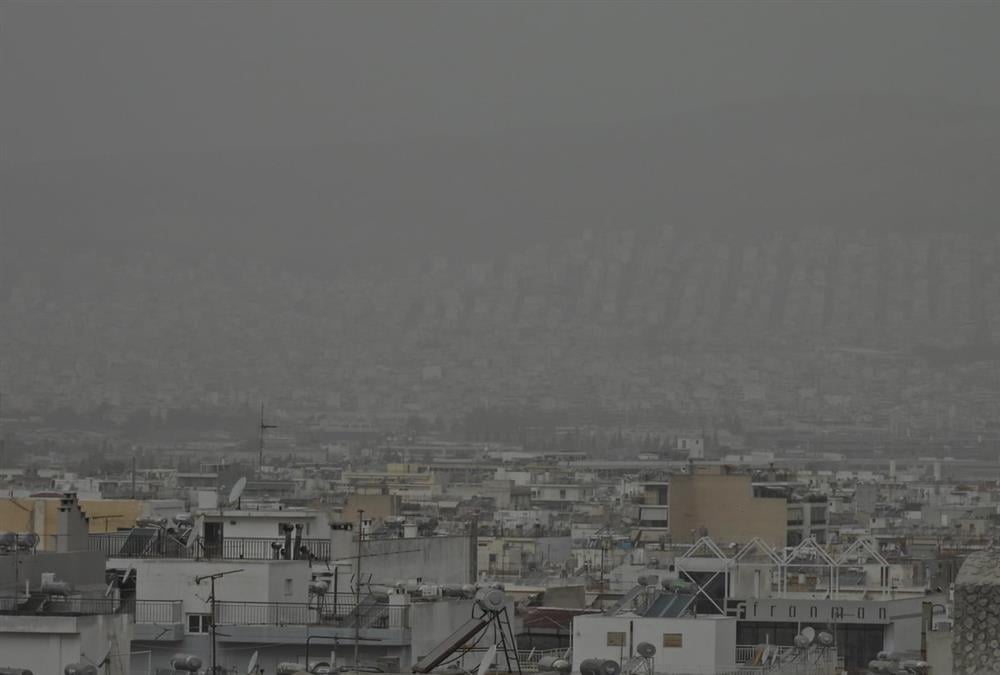 Η αφρικανική σκόνη «έπνιξε» τη χώρα - Εντυπωσιακές εικόνες από Αττική και Κρήτη