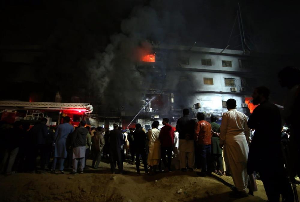 Έξι νεκροί από τεράστια πυρκαγιά σε μεγάλο εμπορικό κέντρο στο Πακιστάν - Εικόνες καταστροφής