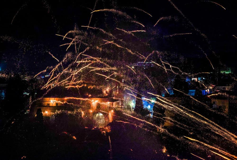 Πάσχα 2026 - Εντυπωσίασε για ακόμη μια χρονιά ο ρουκετοπόλεμος στον Βροντάδο Χίου