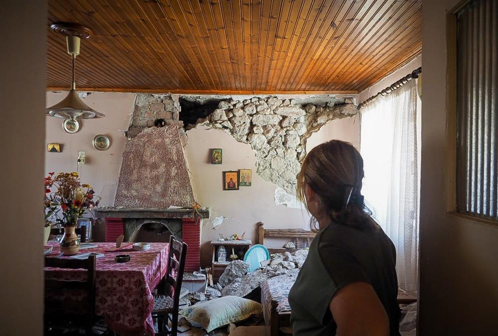 Οι κάτοικοι μετρούν τις πληγές τους μετά τον «χορό» των Ρίχτερ στην Εύβοια - Ζημιές σε σπίτια και απόγνωση