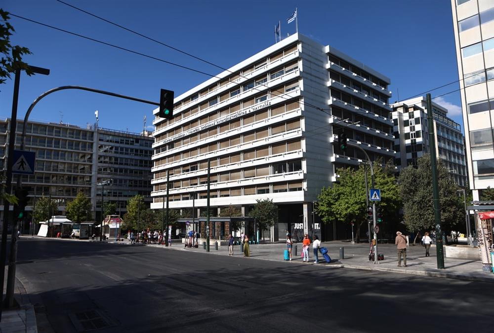 Έρημη πόλη η Αθήνα: Ασυνήθιστες εικόνες από το κέντρο που θυμίζουν... όαση