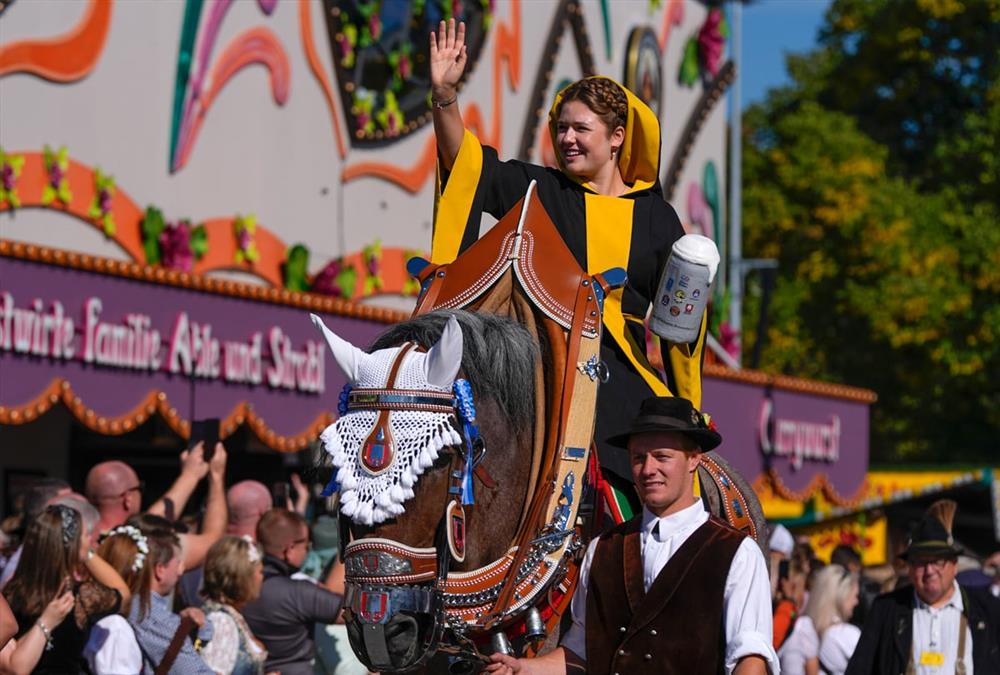 Το Oktoberfest άνοιξε στο Μόναχο! Δείτε τις καλύτερες φωτογραφίες