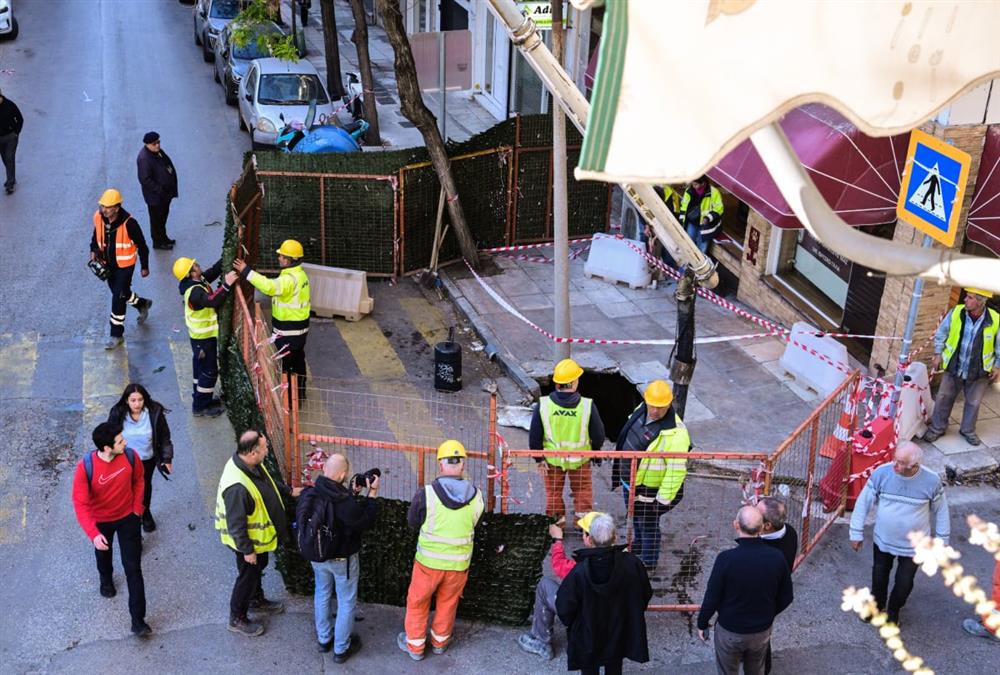 Πανικός στη Βασιλέως Γεωργίου: Άνοιξε τρύπα στο έδαφος και «κατάπιε» κολώνα