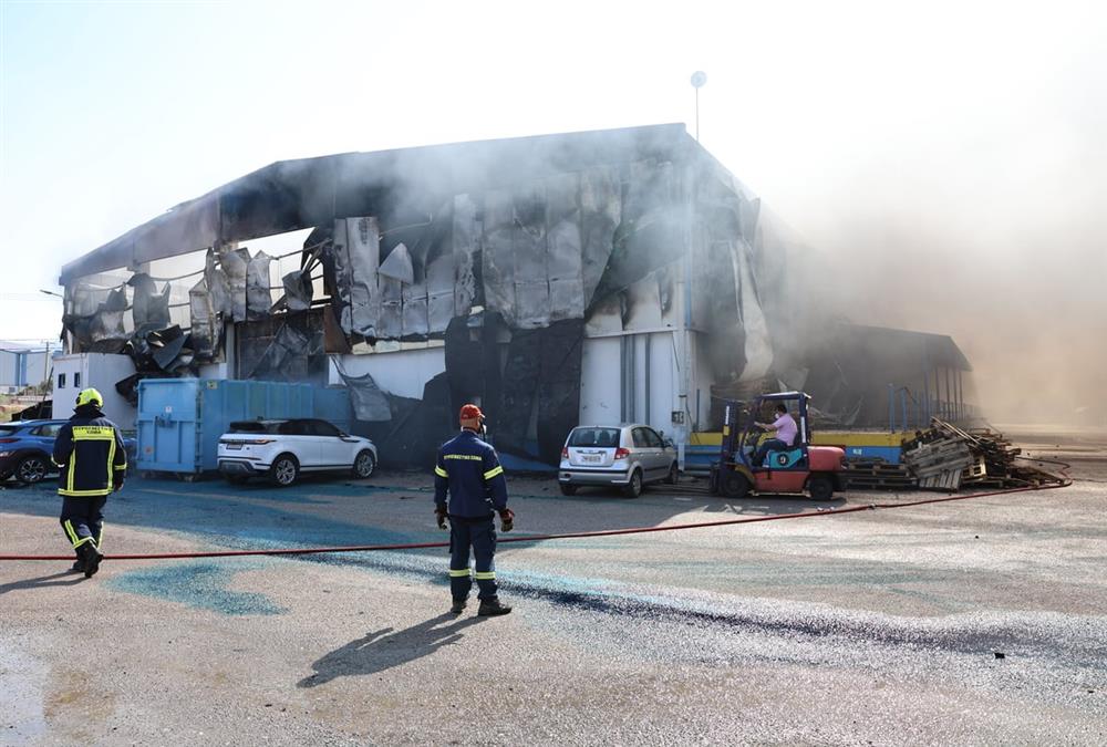 Φωτιά σε επιχείρηση στον Ασπρόπυργο: Εικόνες καταστροφής