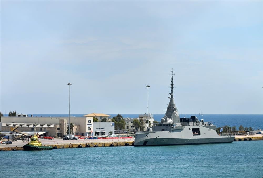 Για πρώτη φορά στο λιμάνι του Πειραιά η φρεγάτα «Κίμων» - Καρέ καρέ η άφιξή της