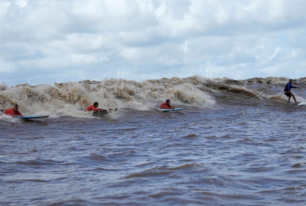 Σέρφερ προσπαθούν να «δαμάσουν» τα πιο επικίνδυνα κύματα του κόσμου στον Αμαζόνιο - Το εκπληκτικό φαινόμενο που συμβαίνει δυο φορές το χρόνο