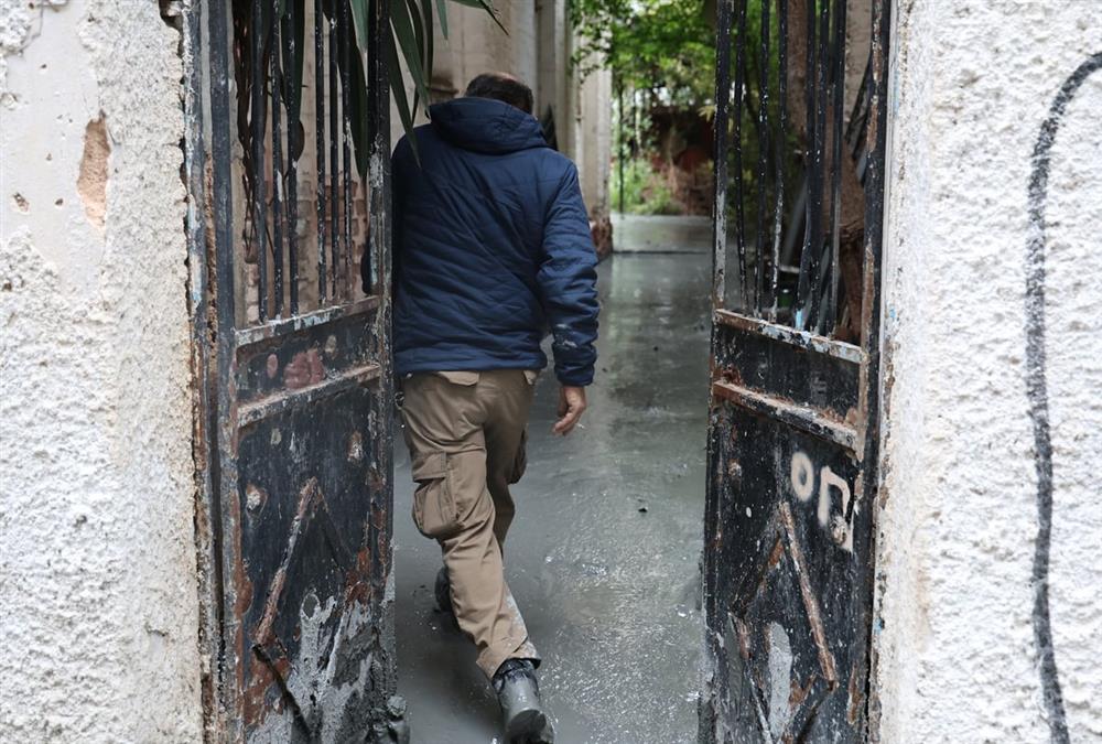 Κυψέλη: Γέμισε ο δρόμος με υγρό τσιμέντο – Πρωτοφανείς εικόνες