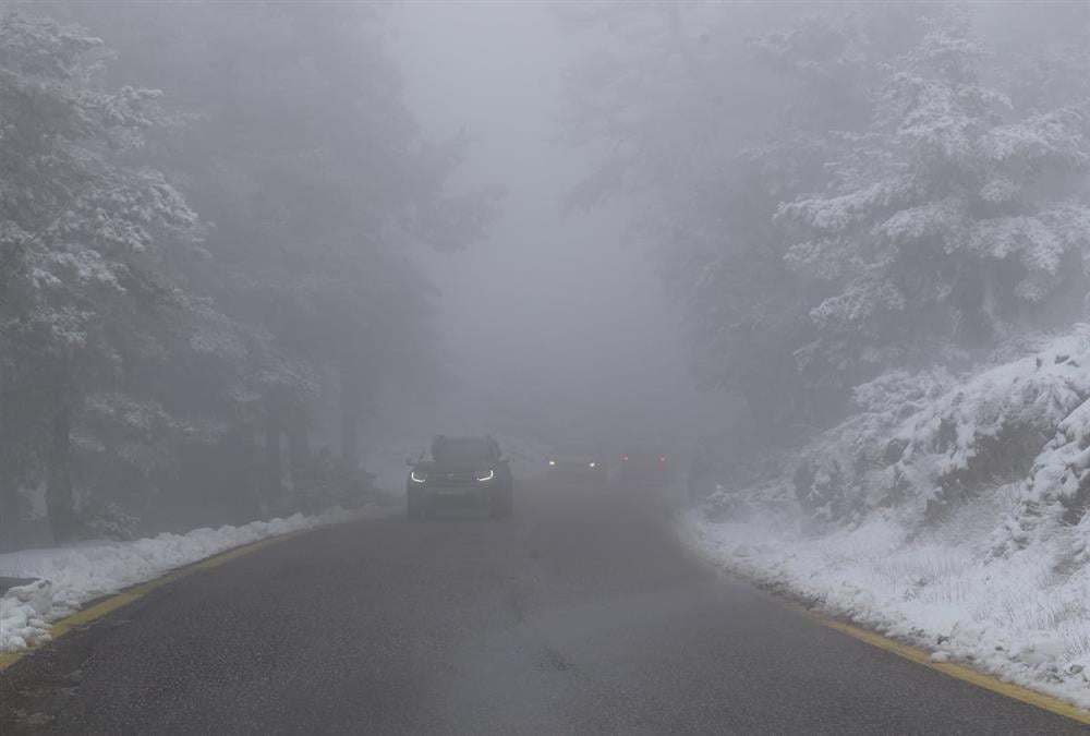 Λευκή η πρώτη μέρα της άνοιξης στην Πάρνηθα