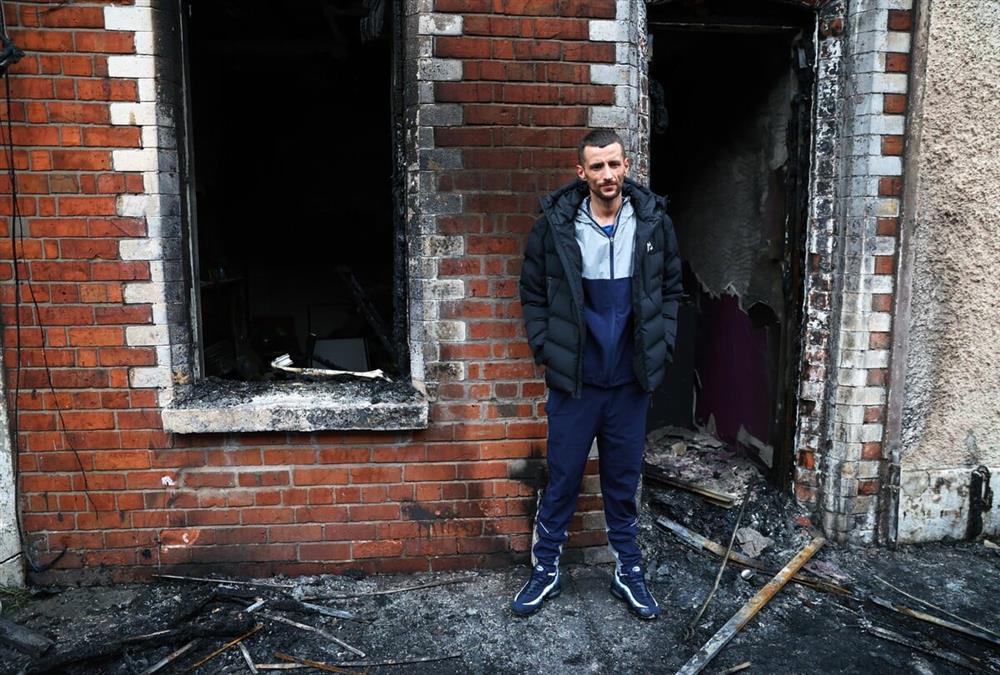 Μπέλφαστ: Παιδιά στον δρόμο και κόποι μιας ζωής, στάχτη - Εικόνες χάους μετά το κύμα ρατσιστικής βίας