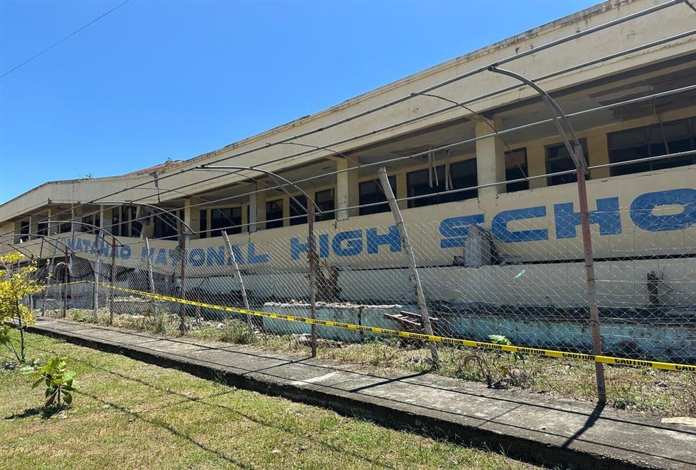 Τρομακτικές εικόνες από τον σεισμό στις Φιλιππίνες:  Κτίρια κατέρρευσαν σαν τραπουλόχαρτα - Δεκάδες νεκροί