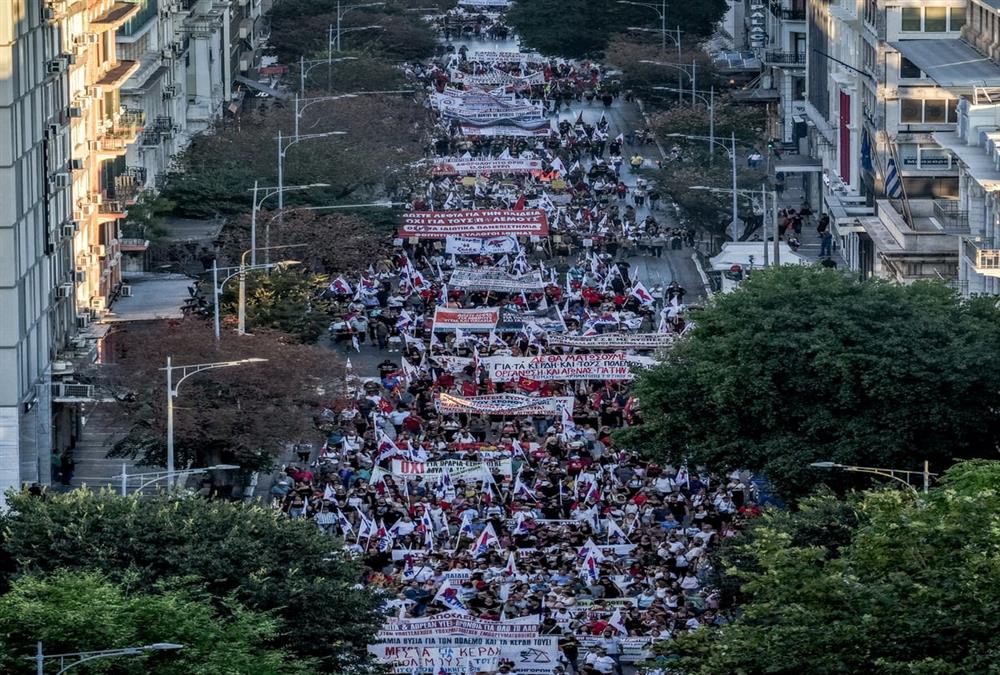 Μεγάλες πορείες στο κέντρο της Θεσσαλονίκης - Τουλάχιστον 13 προσαγωγές και 6 συλλήψεις (EUROKINISSI/INTIME)