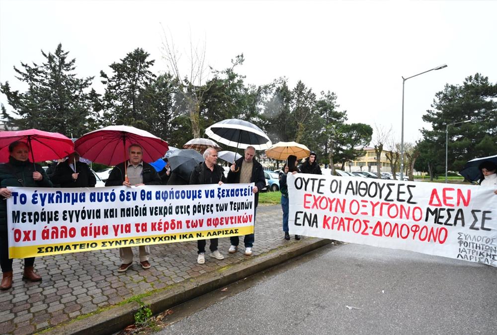 Οργή, ένταση και βαριές καταγγελίες συγγενών στη δεύτερη συνεδρίαση της δίκης των Τεμπών