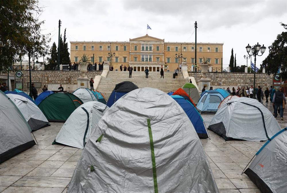 «Να σπουδάσουμε ή να επιβιώσουμε;»: Διαμαρτυρία φοιτητών στο Σύνταγμα για το στεγαστικό (ΙΝΤΙΜΕ)