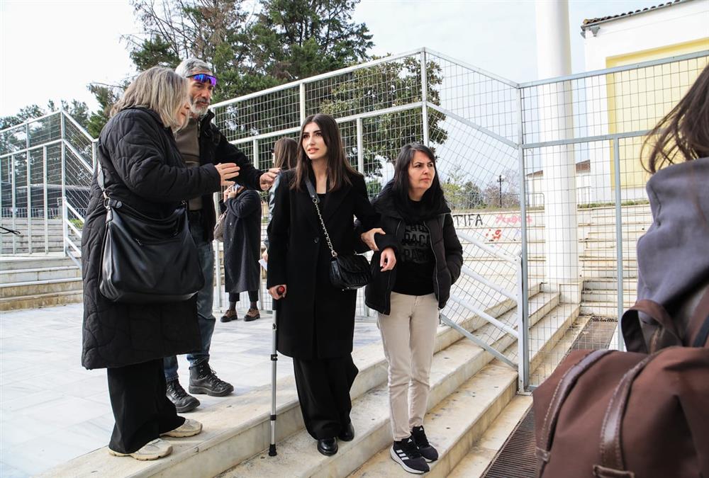 Τέμπη, η δίκη: Πρώτη μέρα με εικόνες ντροπής - Μεγάλο «κύμα» συμπαράστασης στους συγγενείς