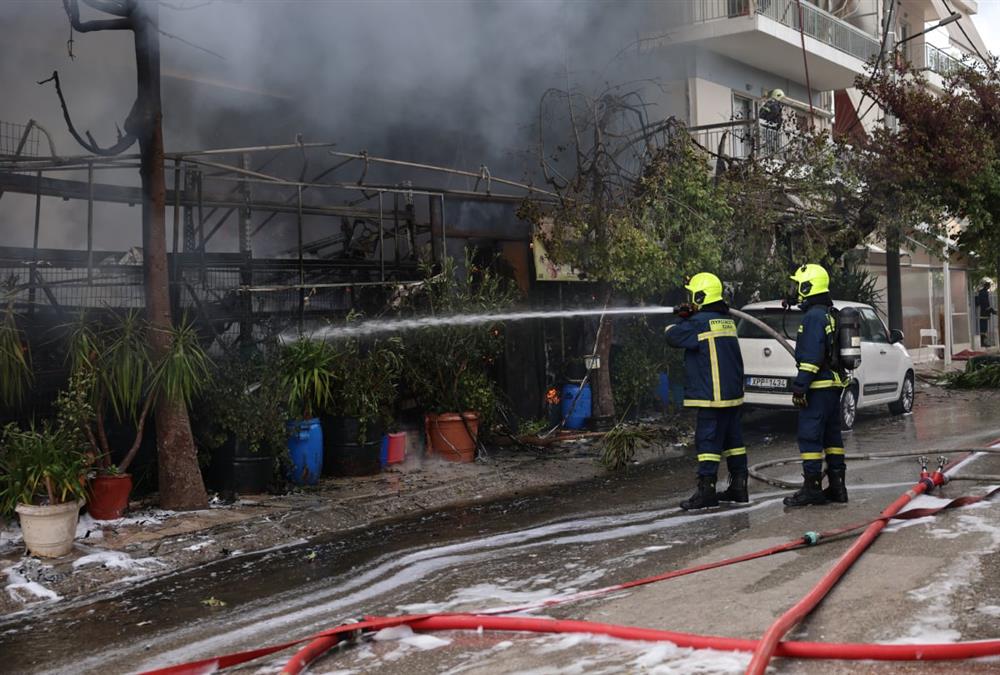 Τεράστια καταστροφή μετά τη φωτιά σε κατάστημα με ανταλλακτικά στο Ίλιον - Κάηκαν διαμερίσματα