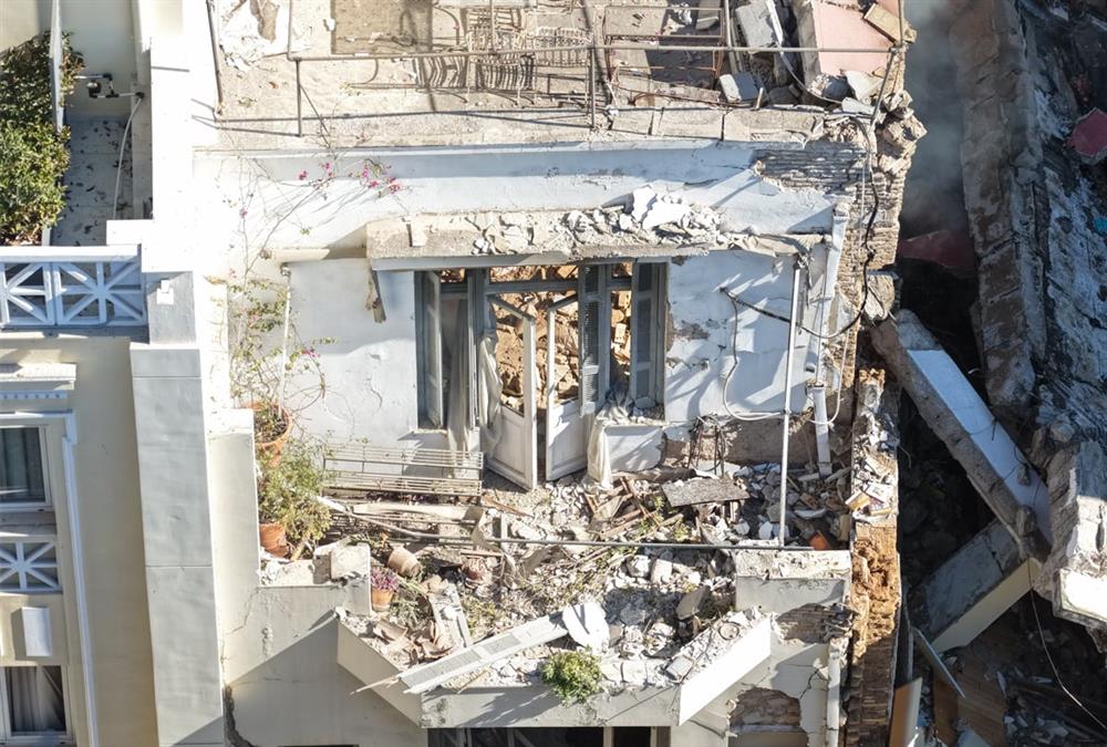 Ισχυρή έκρηξη στην Πλάκα: Κατέρρευσε και τυλίχτηκε στις φλόγες κτίριο στη Λυσικράτους