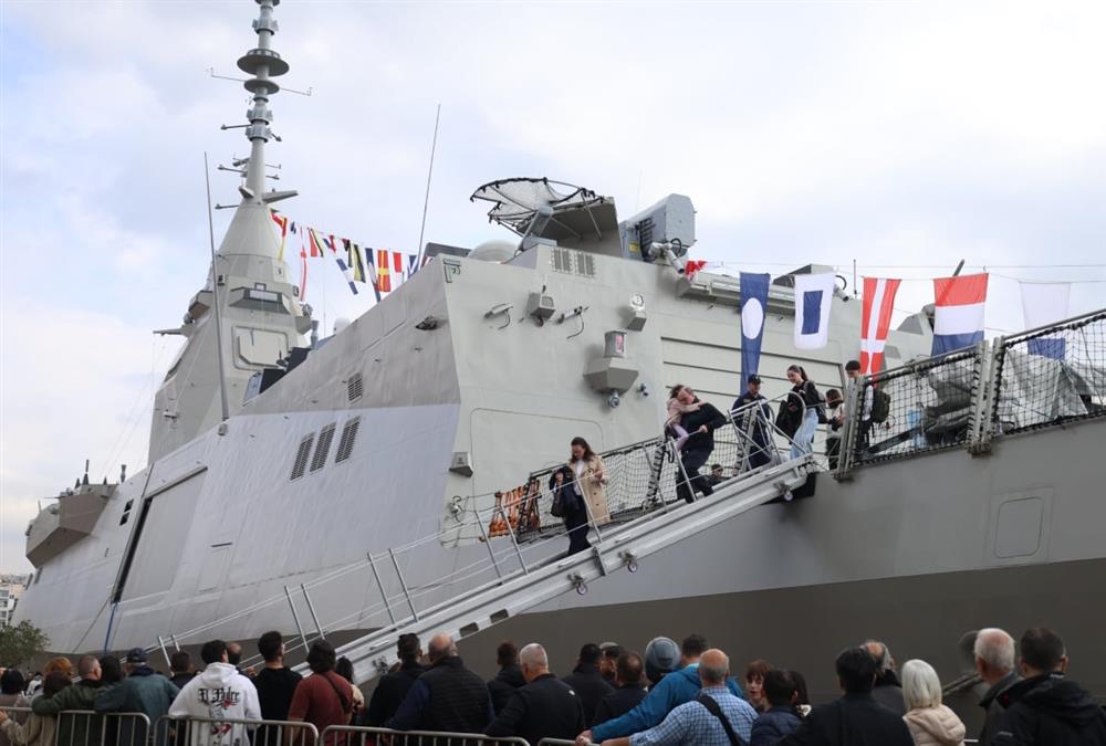 Μεγάλες ουρές στο λιμάνι της Θεσσαλονίκης για μια βόλτα στη φρεγάτα «Κίμων» - Το πρόγραμμα των επισκέψεων
