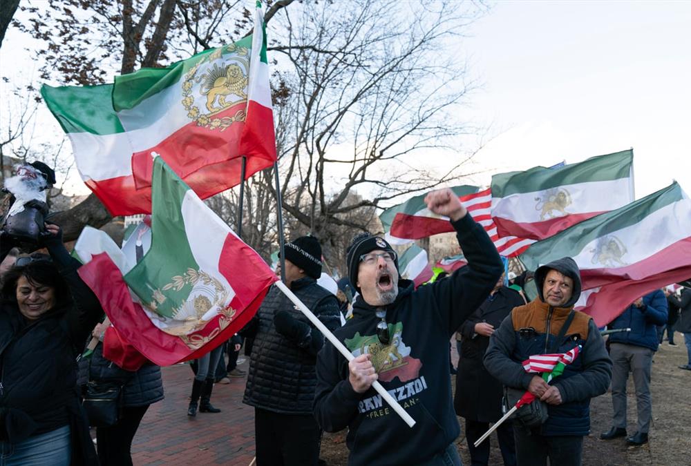 Στο πλευρό του ιρανικού λαού διαδηλωτές από όλο τον κόσμο - Συνεχίζεται η εκατόμβη νεκρών στην Τεχεράνη