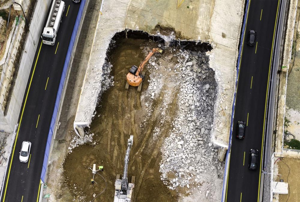 Η στιγμή της κατεδάφισης του τούνελ στον Περιφερειακό για τον Flyover Θεσσαλονίκης