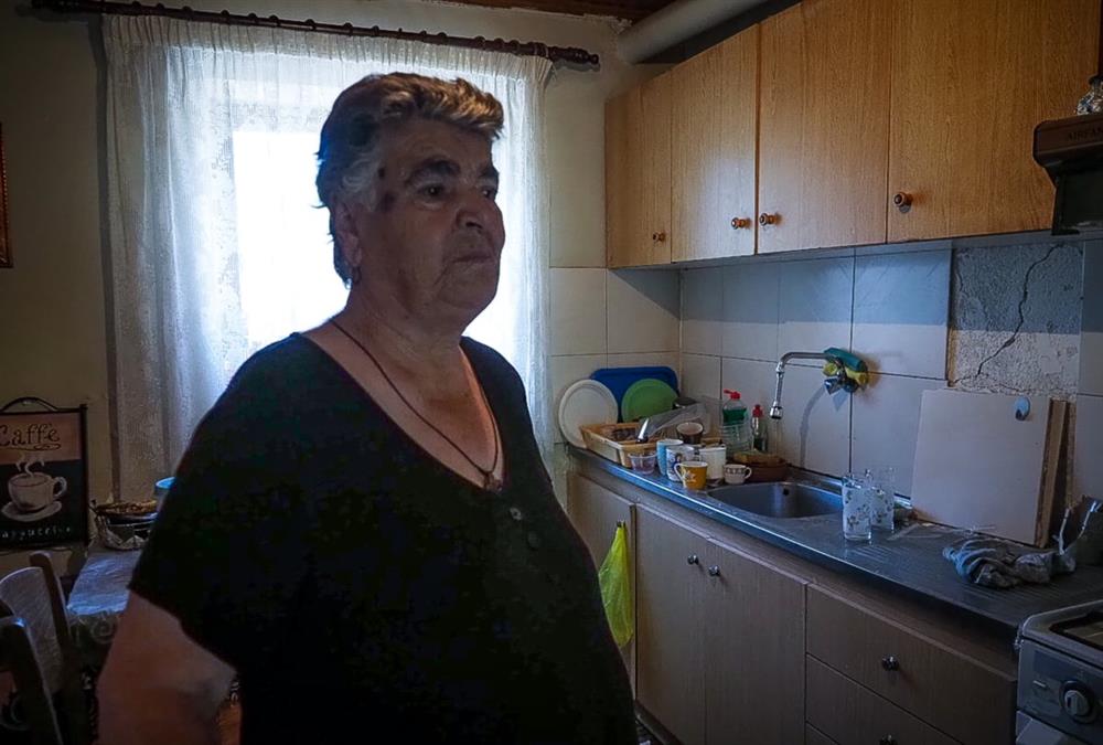 Οι κάτοικοι μετρούν τις πληγές τους μετά τον «χορό» των Ρίχτερ στην Εύβοια - Ζημιές σε σπίτια και απόγνωση