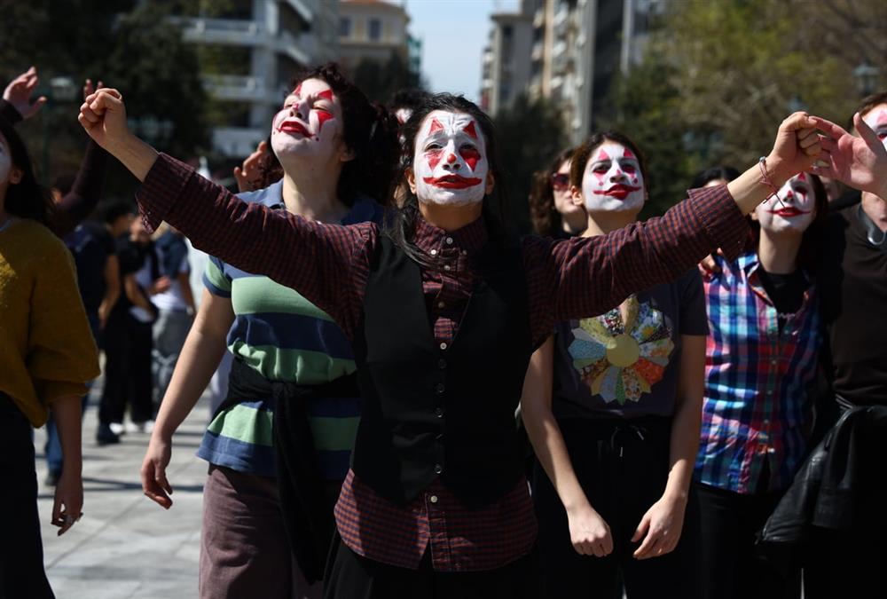 «Αυτό δεν είναι πανεπιστήμιο, είναι βαφτίσια»: Η ξεχωριστή συγκέντρωση διαμαρτυρίας καλλιτεχνών στο Σύνταγμα