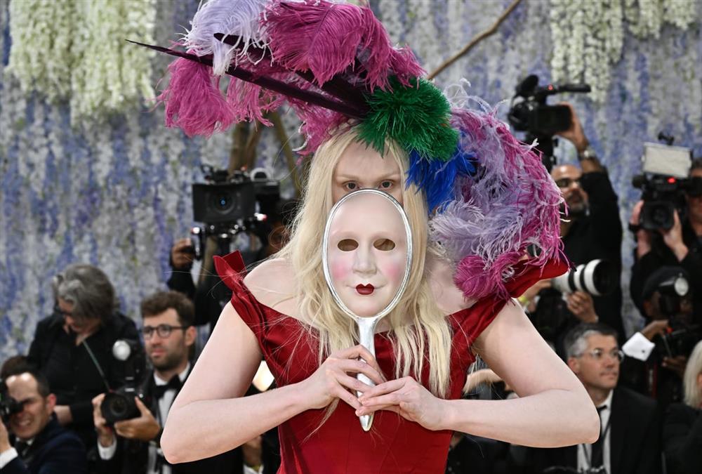 Met Gala 2026: Λάμψη, προκλήσεις και εντυπωσιακές επιστροφές στο κόκκινο χαλί