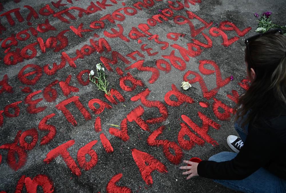 Ξαναέγραψαν τα ονόματα των 57 θυμάτων των Τεμπών στο Σύνταγμα