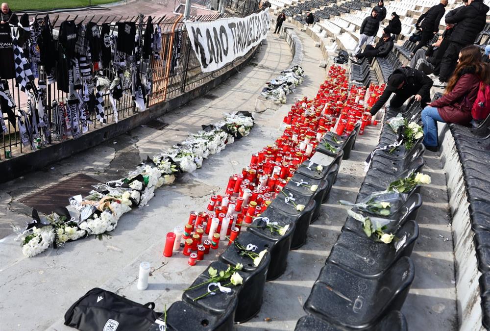 Συγκίνηση στην Τούμπα: Φίλοι του ΠΑΟΚ με λουλούδια, κασκόλ και πανό τιμούν τη μνήμη των «αετόπουλων»