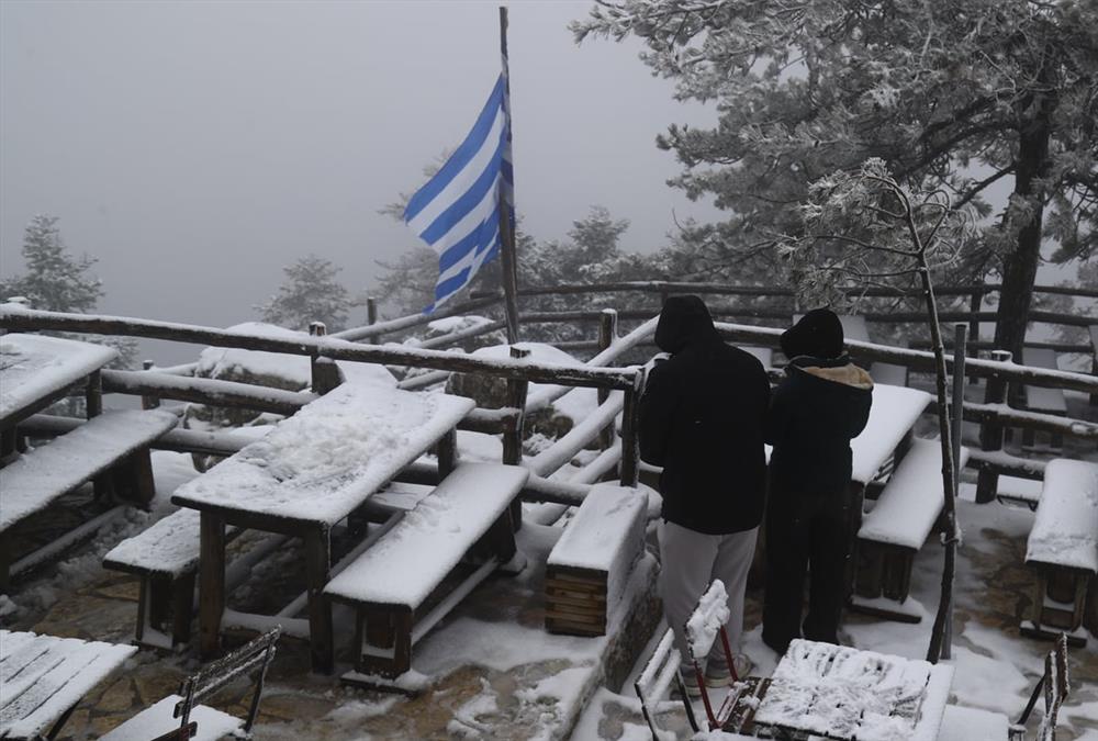 Λευκή η πρώτη μέρα της άνοιξης στην Πάρνηθα