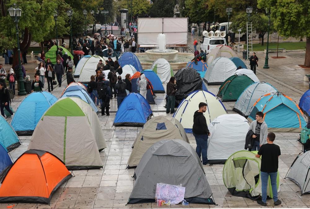 «Να σπουδάσουμε ή να επιβιώσουμε;»: Διαμαρτυρία φοιτητών στο Σύνταγμα για το στεγαστικό (ΙΝΤΙΜΕ)