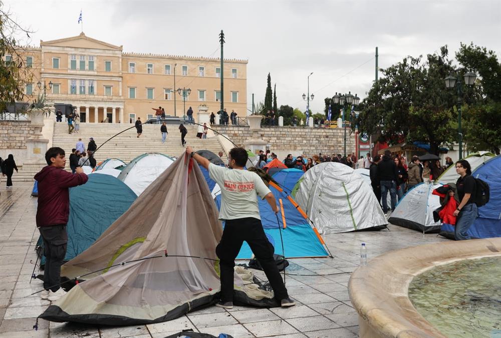 «Να σπουδάσουμε ή να επιβιώσουμε;»: Διαμαρτυρία φοιτητών στο Σύνταγμα για το στεγαστικό (ΙΝΤΙΜΕ)