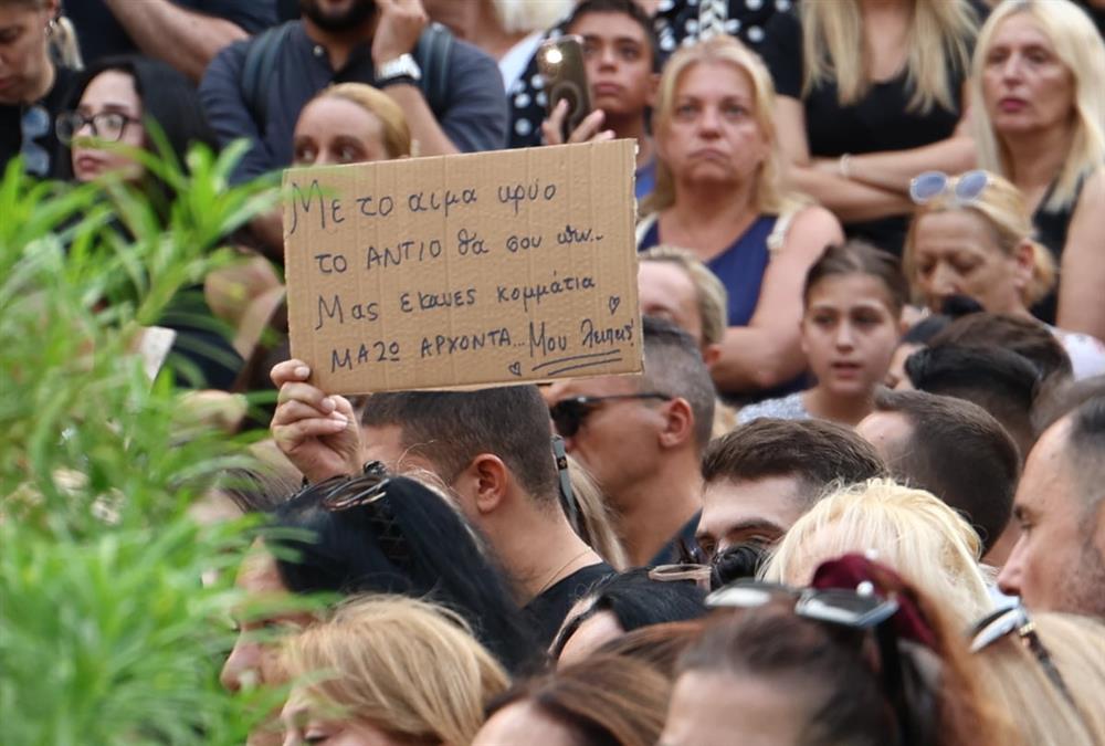 Λαοθάλασσα, τραγούδια, κλάματα και λουλούδια στη λαϊκή αγρυπνία για τον Γιώργο Μαζωνάκη στη Νίκαια