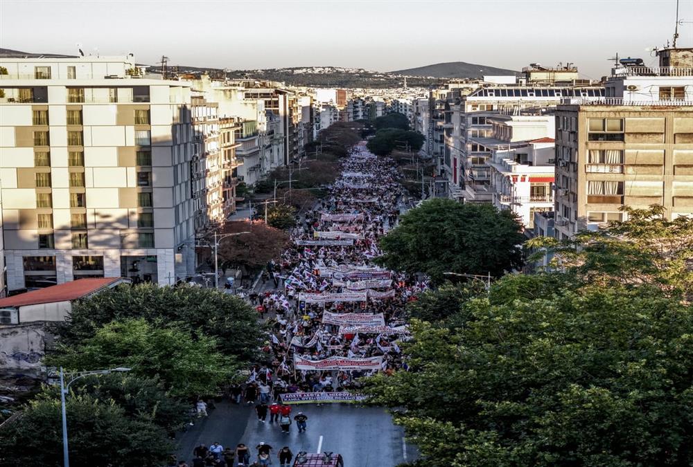 Μεγάλες πορείες στο κέντρο της Θεσσαλονίκης - Τουλάχιστον 13 προσαγωγές και 6 συλλήψεις (EUROKINISSI/INTIME)